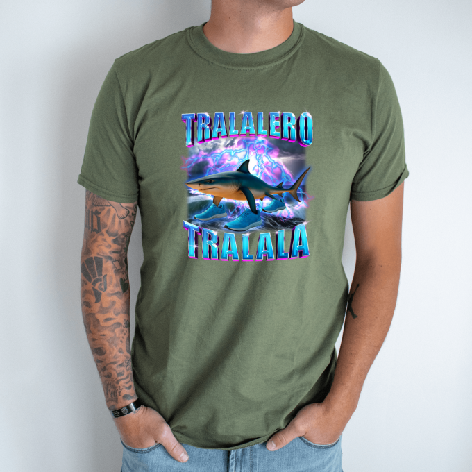 Unisex marškinėliai su spauda „Tralalero Tralala žaibas“ - Image 3