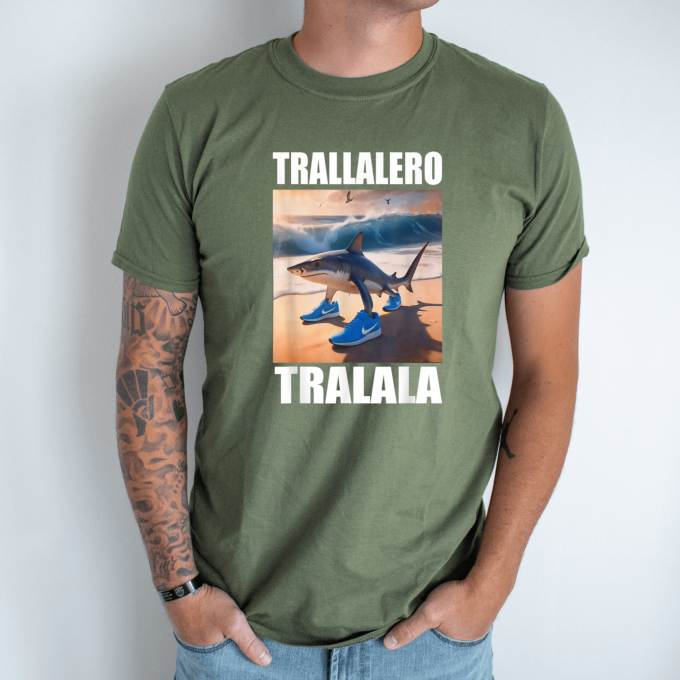 Unisex marškinėliai su spauda „Tralalero Tralala papludimys“ - Image 2
