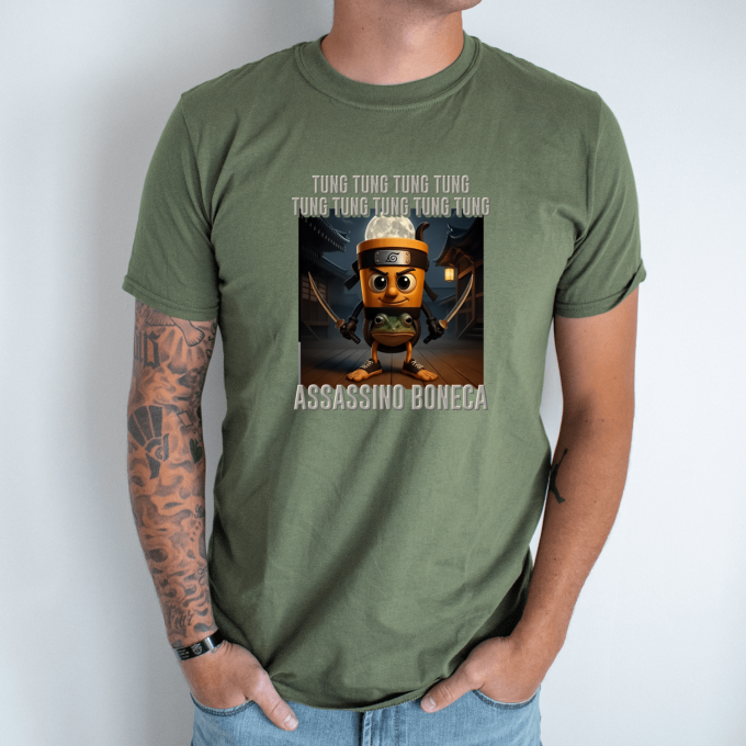 Unisex marškinėliai su spauda „Tung Tung Assassino Boneca“ - Image 3