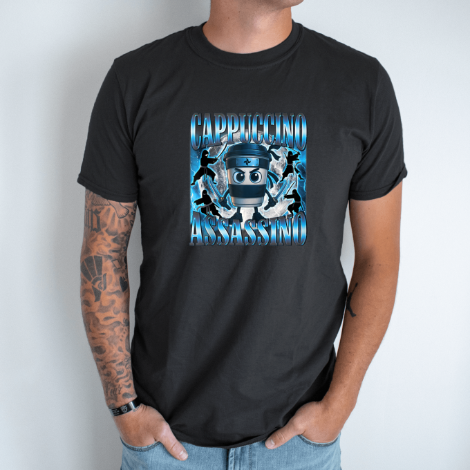 Unisex marškinėliai su spauda „Cappuccino Assassino Nindzių būrys“ - Image 8