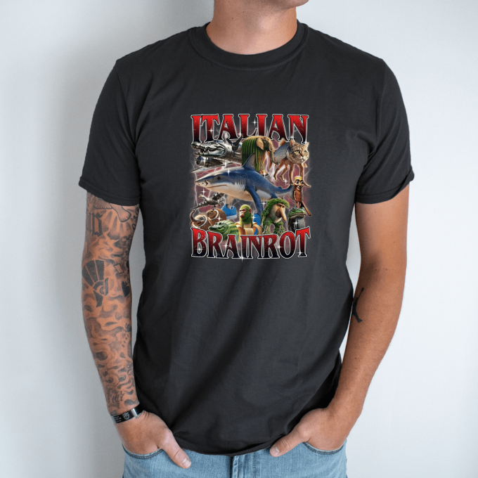 Unisex marškinėliai su spauda „Italian Brainrot Raudonasis chaosas“ - Image 8