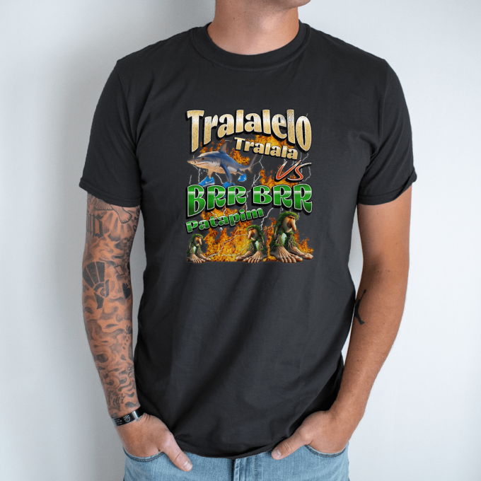 Unisex marškinėliai su spauda „Tralalelo VS Brr Patapim“ - Image 8