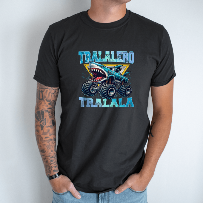 Unisex marškinėliai su spauda „Tralalero Tralala monstras“ - Image 8