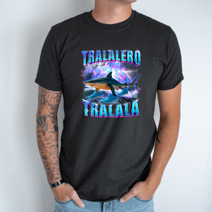 Unisex marškinėliai su spauda „Tralalero Tralala žaibas“ - Image 8