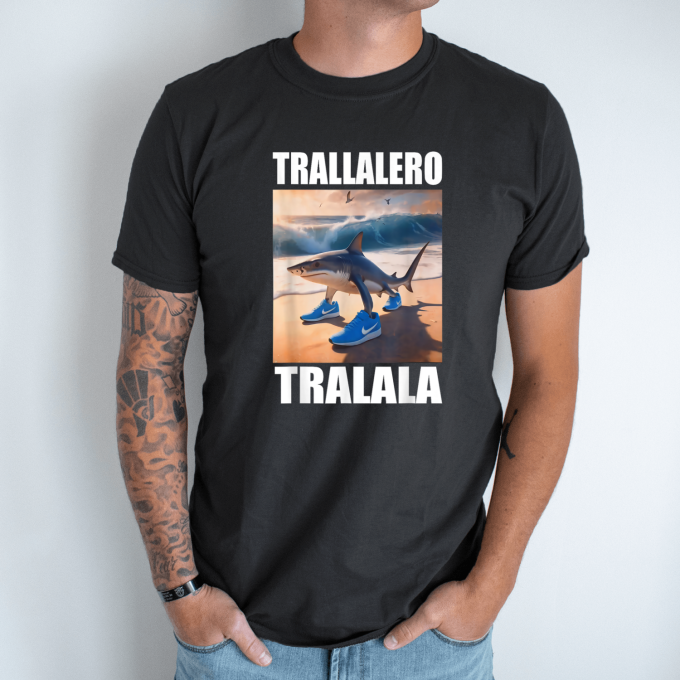 Unisex marškinėliai su spauda „Tralalero Tralala papludimys“ - Image 7