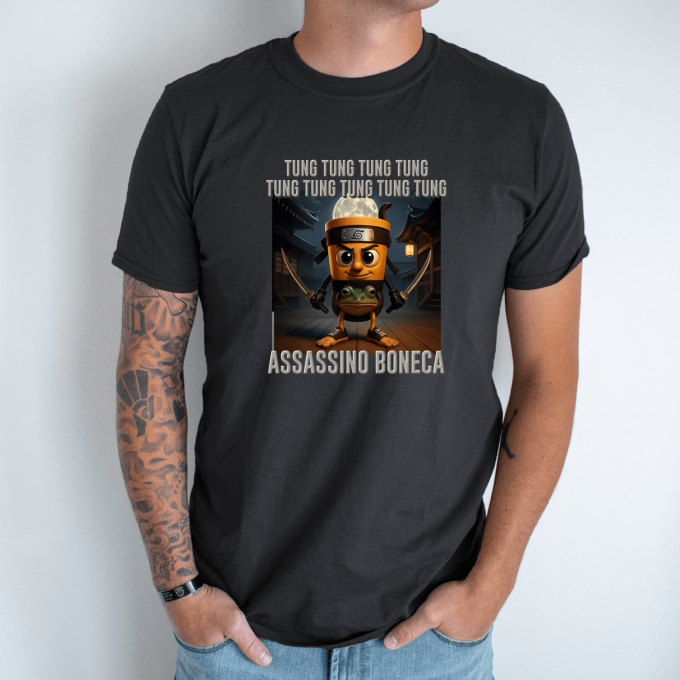 Unisex marškinėliai su spauda „Tung Tung Assassino Boneca“ - Image 8