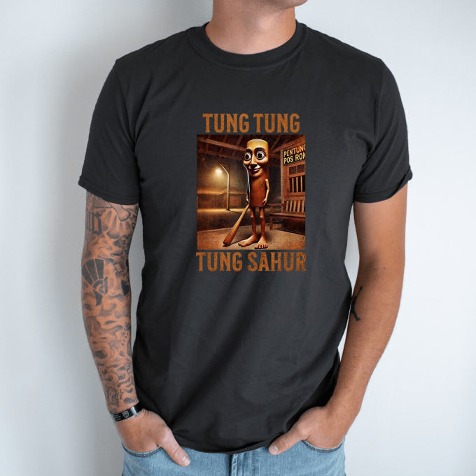 Unisex marškinėliai su spauda „Tung Tung Tung Sahur naktinis sargas“ - Image 8