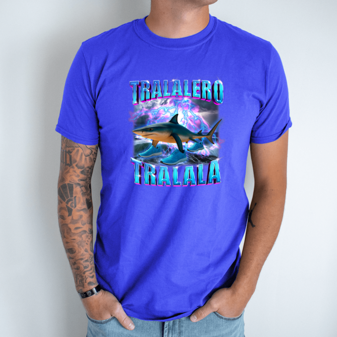 Unisex marškinėliai su spauda „Tralalero Tralala žaibas“ - Image 4