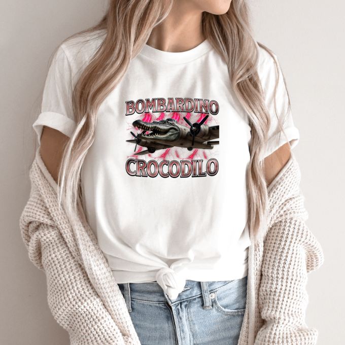 Unisex marškinėliai su spauda „Bombardino Crocodilo Raudonoji audra“ - Image 9