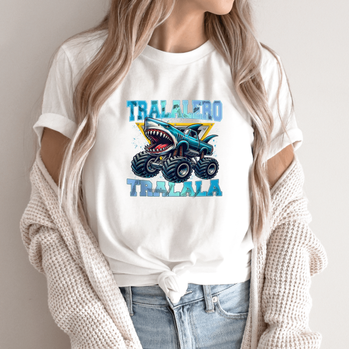 Unisex marškinėliai su spauda „Tralalero Tralala monstras“ - Image 9