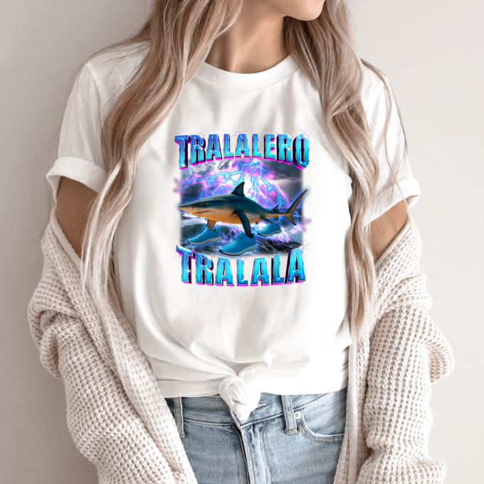 Unisex marškinėliai su spauda „Tralalero Tralala žaibas“ - Image 9