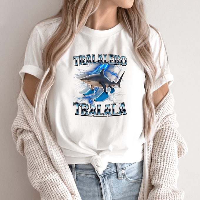 Unisex marškinėliai su spauda „Tralalero Tralala žaibo šešelis“ - Image 9