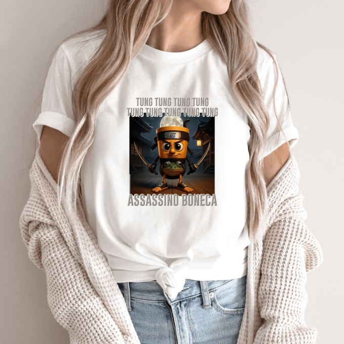 Unisex marškinėliai su spauda „Tung Tung Assassino Boneca“ - Image 9