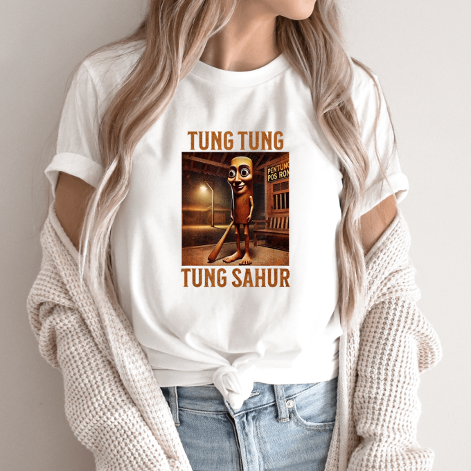 Unisex marškinėliai su spauda „Tung Tung Tung Sahur naktinis sargas“ - Image 9
