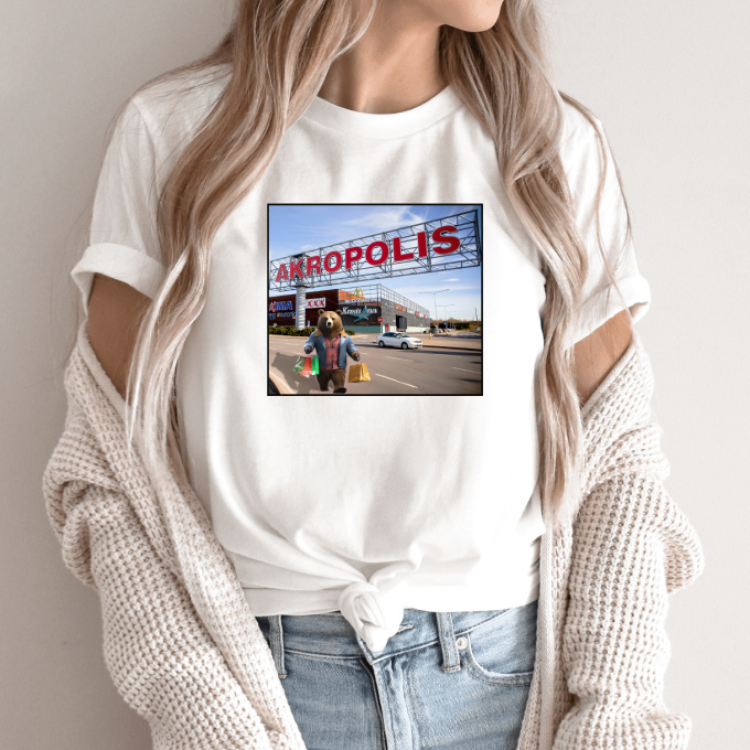 Unisex marškinėliai su spauda „Meška apsipirko Akropolyje“ - Image 9
