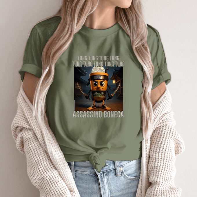Unisex marškinėliai su spauda „Tung Tung Assassino Boneca“ - Image 10