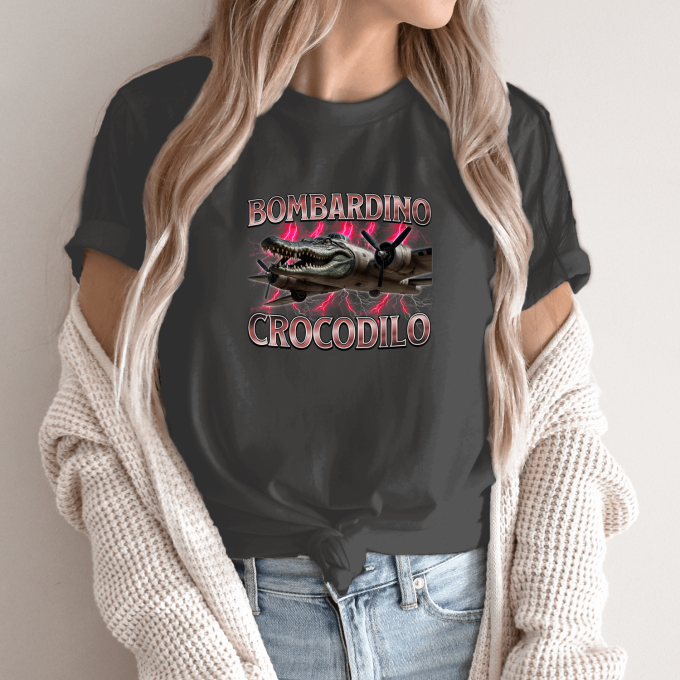 Unisex marškinėliai su spauda „Bombardino Crocodilo Raudonoji audra“ - Image 14
