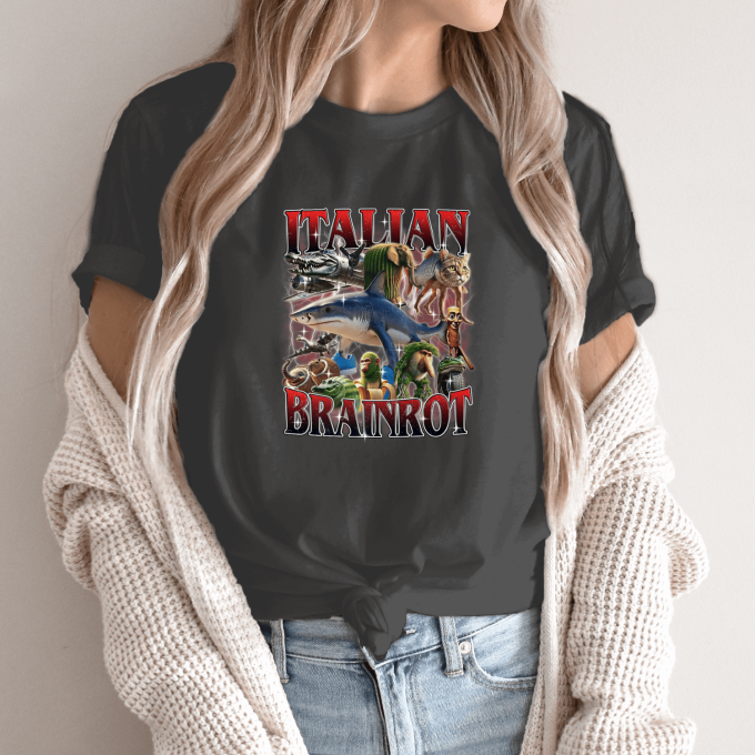 Unisex marškinėliai su spauda „Italian Brainrot Raudonasis chaosas“ - Image 14