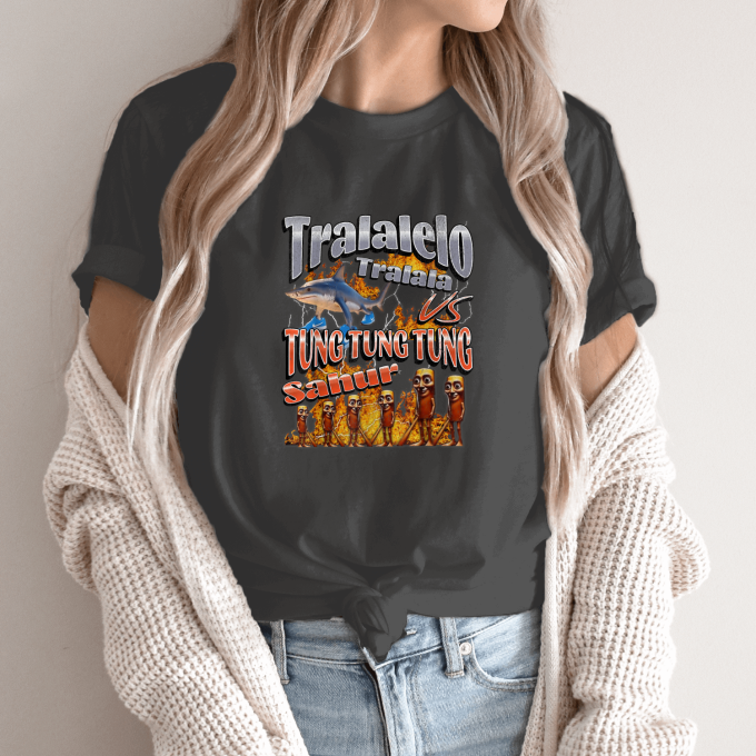 Unisex marškinėliai su spauda „Tralalelo VS Tung Sahur“ - Image 14