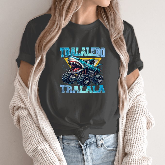 Unisex marškinėliai su spauda „Tralalero Tralala monstras“ - Image 14