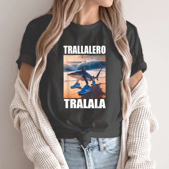 Unisex marškinėliai su spauda „Tralalero Tralala papludimys“ - Image 12