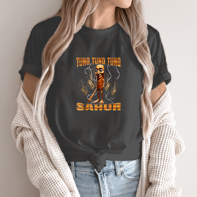 Unisex marškinėliai su spauda „Tung Tung Tung Sahur Auksinis sargas“ - Image 12