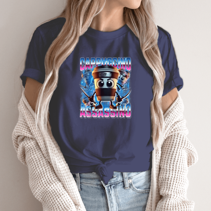 Unisex marškinėliai su spauda „Cappuccino Assassino Rožinė energija“ - Image 12