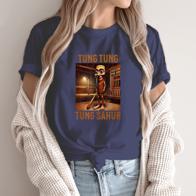 Unisex marškinėliai su spauda „Tung Tung Tung Sahur naktinis sargas“ - Image 12