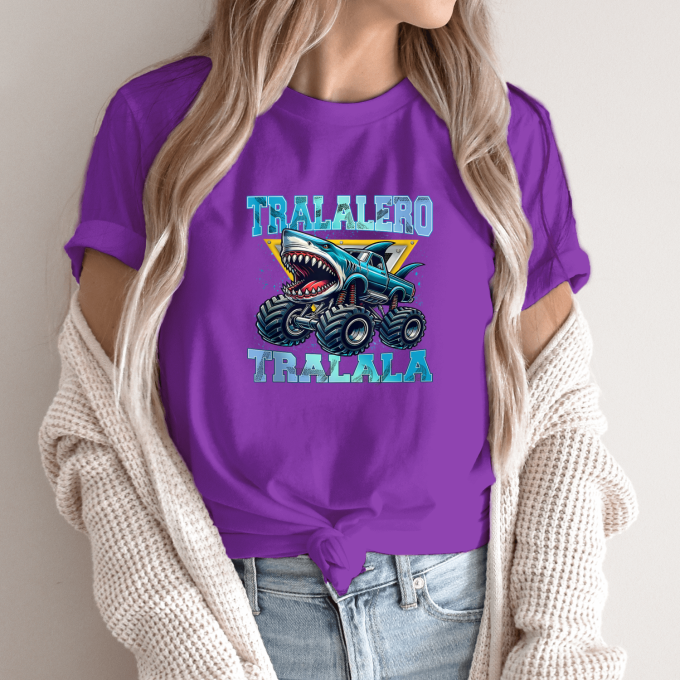 Unisex marškinėliai su spauda „Tralalero Tralala monstras“ - Image 11