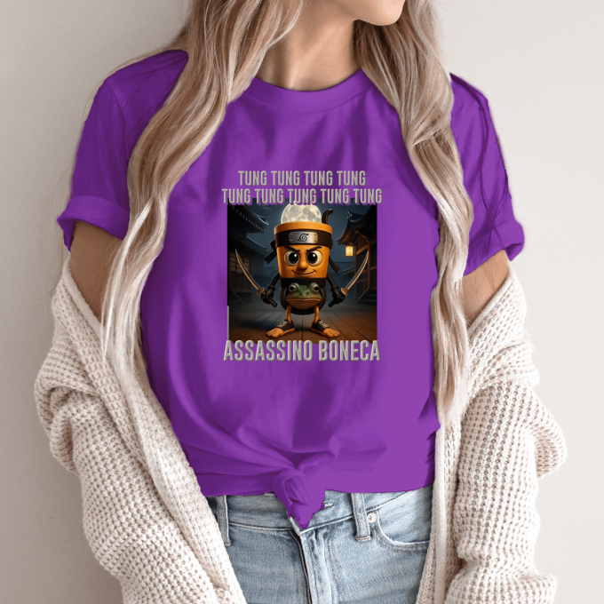 Unisex marškinėliai su spauda „Tung Tung Assassino Boneca“ - Image 11