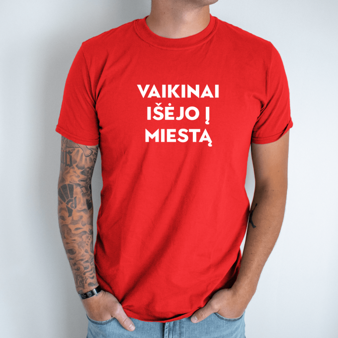 Unisex marškinėliai su spauda „Vaikinai išėjo į miestą“ - Image 4