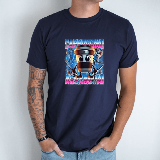 Unisex marškinėliai su spauda „Cappuccino Assassino Rožinė energija“ - Image 6