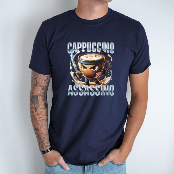 Unisex marškinėliai su spauda „Cappuccino Assassino Tikras Latte karys“