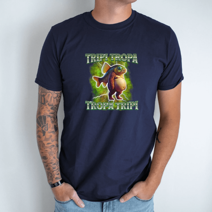 Unisex marškinėliai su spauda „Tripi Tropa Tropa Tripi“ - Image 6