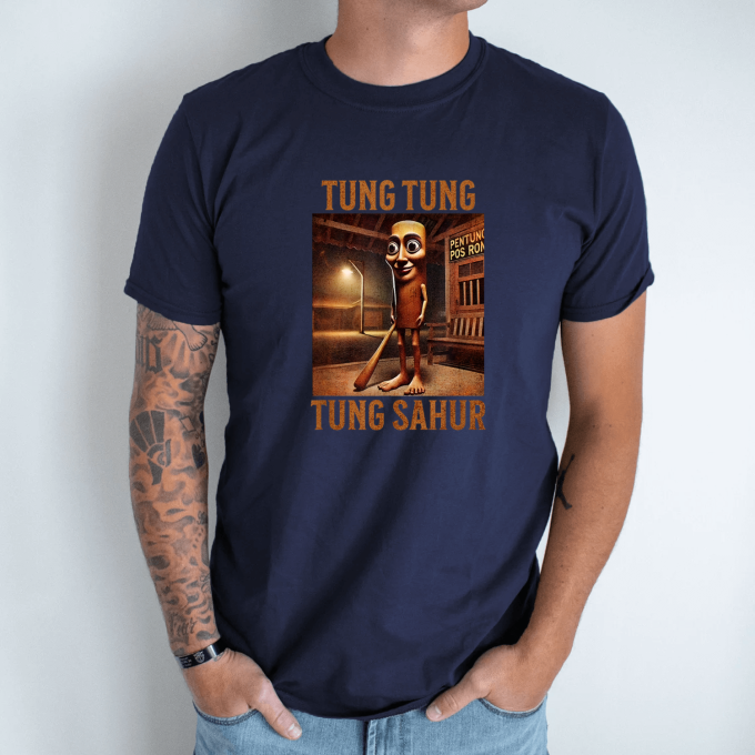 Unisex marškinėliai su spauda „Tung Tung Tung Sahur naktinis sargas“ - Image 6