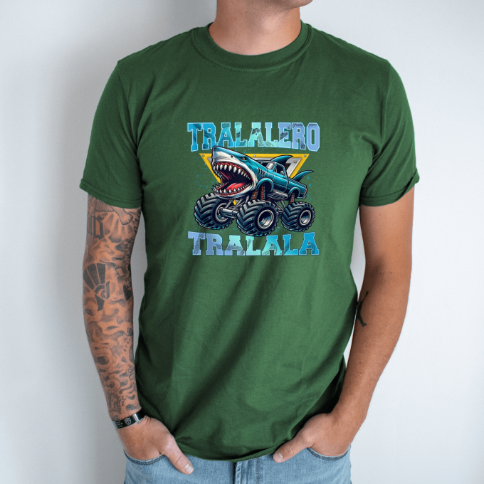 Unisex marškinėliai su spauda „Tralalero Tralala monstras“ - Image 7