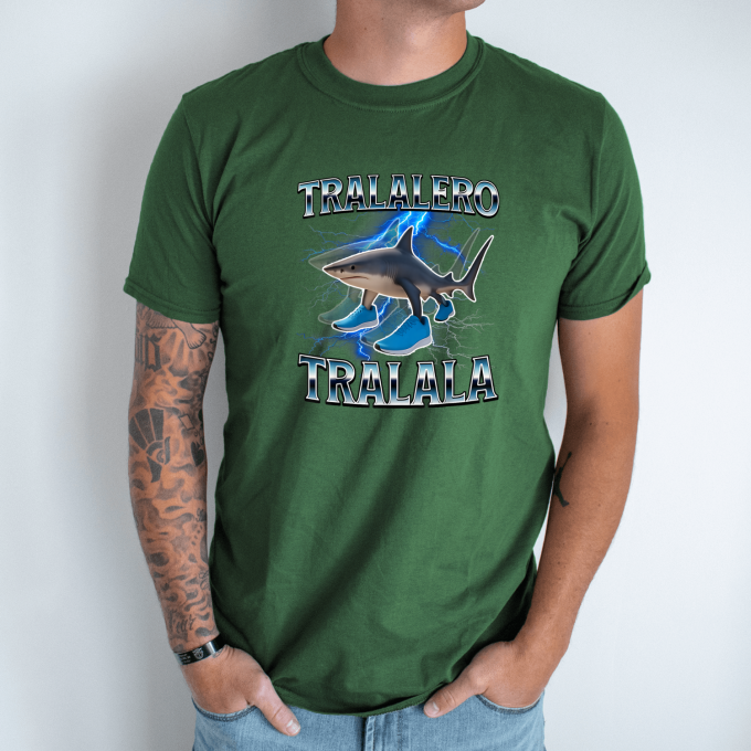 Unisex marškinėliai su spauda „Tralalero Tralala žaibo šešelis“ - Image 7