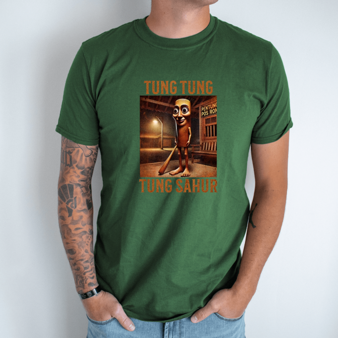 Unisex marškinėliai su spauda „Tung Tung Tung Sahur naktinis sargas“ - Image 4