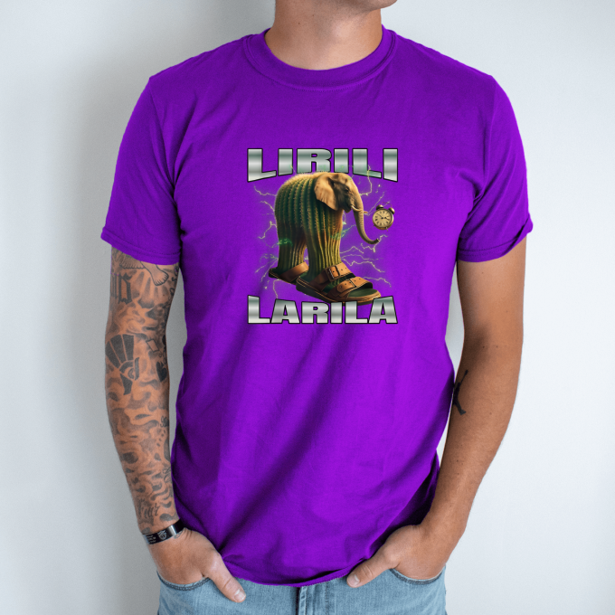Unisex marškinėliai su spauda „Lirili Larila-sandalai“ - Image 4