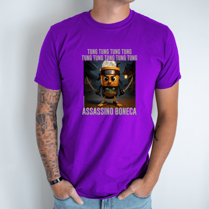 Unisex marškinėliai su spauda „Tung Tung Assassino Boneca“ - Image 4