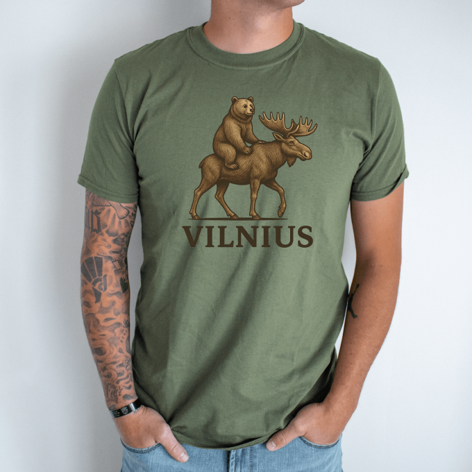 Unisex marškinėliai su spauda „Meška Vilniuje“ - Image 10