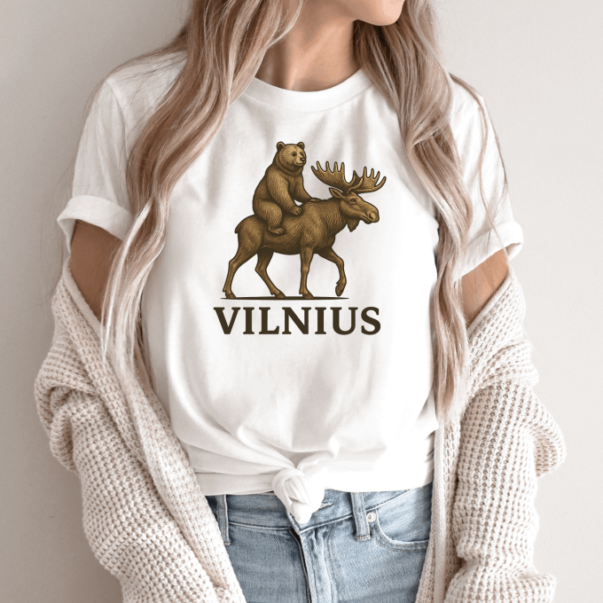 Unisex marškinėliai su spauda „Meška Vilniuje“ - Image 2