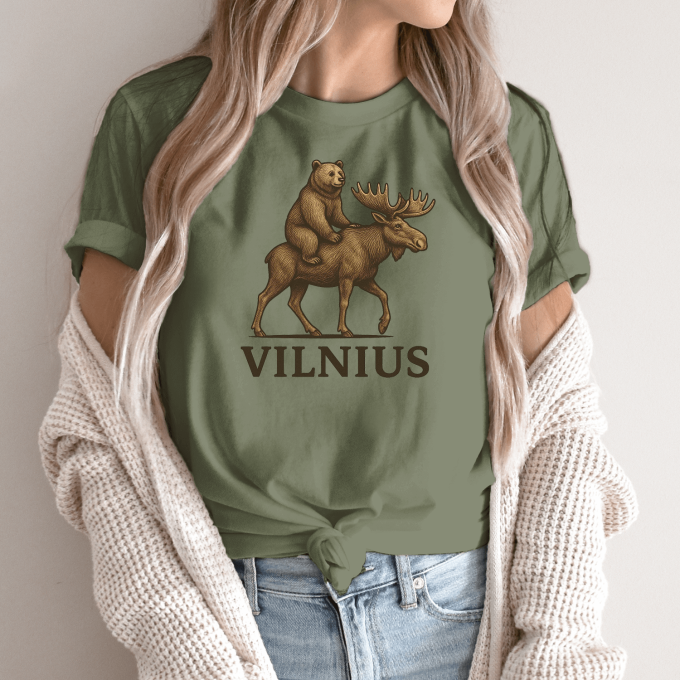 Unisex marškinėliai su spauda „Meška Vilniuje“ - Image 9