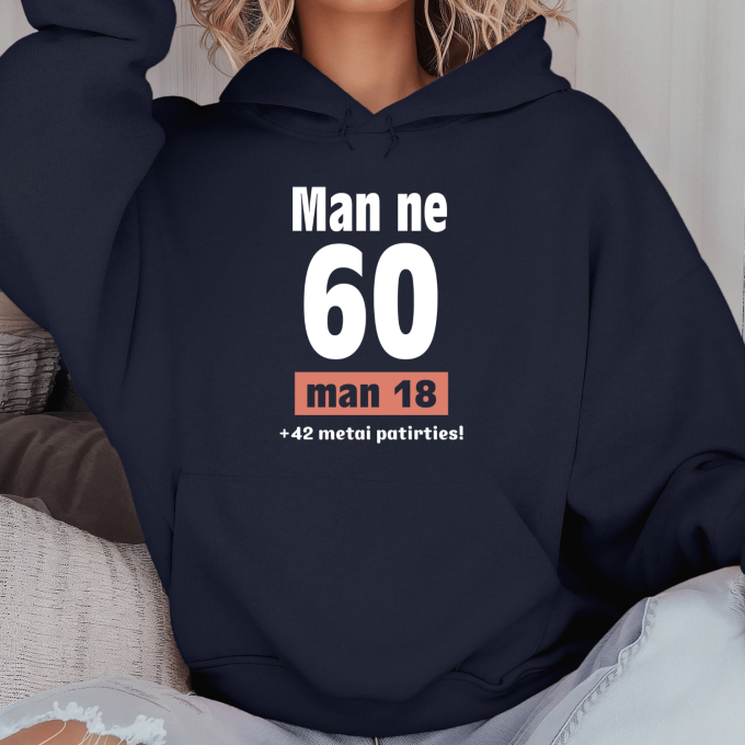 Unisex džemperis su spauda „Man ne 60“ - Image 6