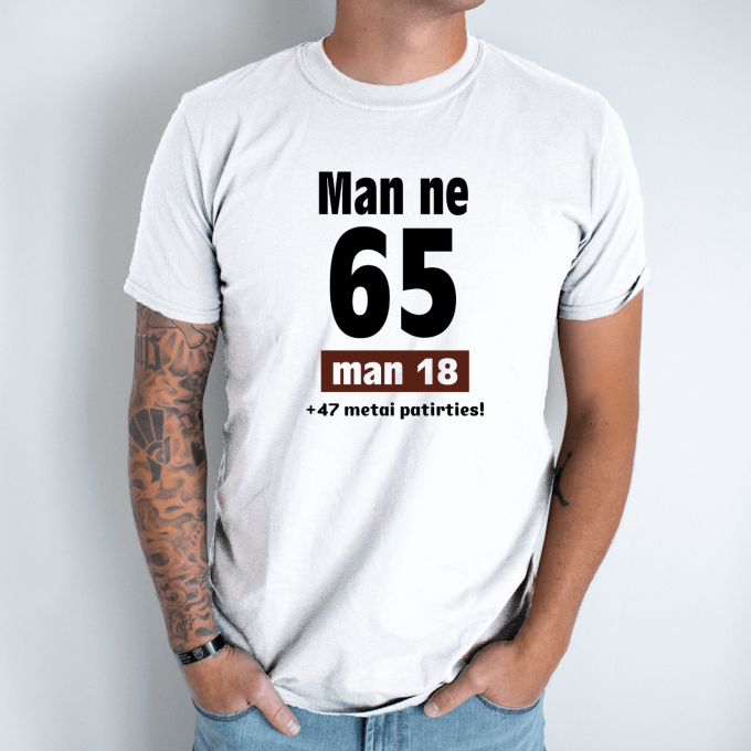 Unisex marškinėliai su spauda „Man ne 65“ - Image 2