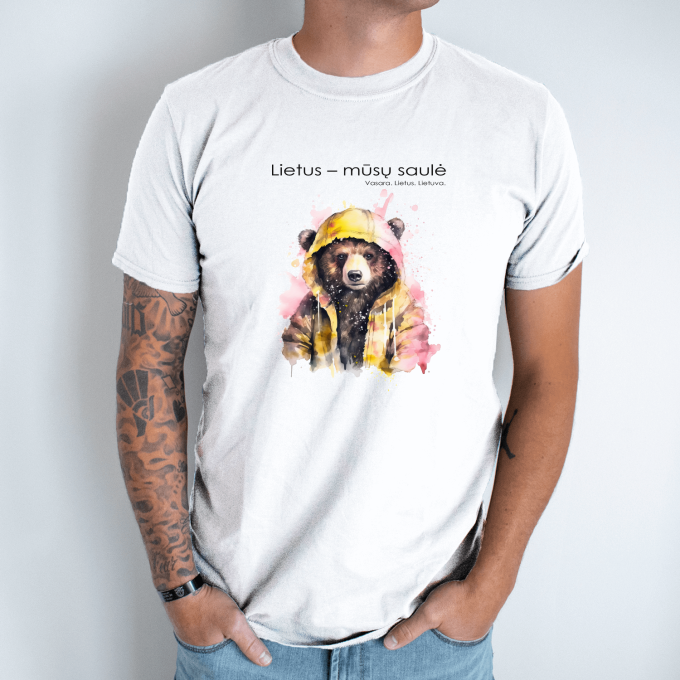 Unisex marškinėliai su spauda „Meškinas po lietumi“ - Image 2