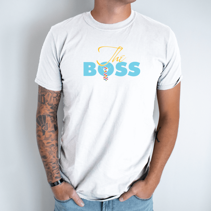 Unisex marškinėliai su spauda „The Boss“ - Image 2