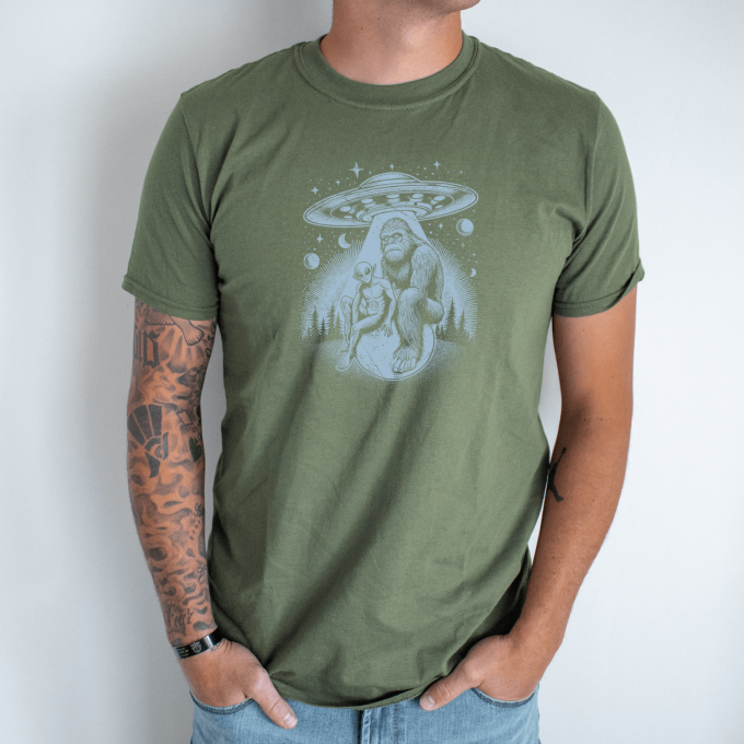 Unisex marškinėliai su spauda „Bigfutas pakeliui namo“ - Image 3