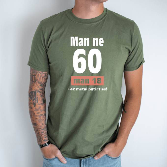 Unisex marškinėliai su spauda „Man ne 60“ - Image 2