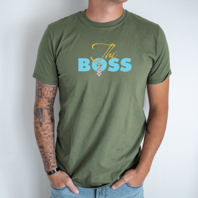 Unisex marškinėliai su spauda „The Boss“ - Image 3